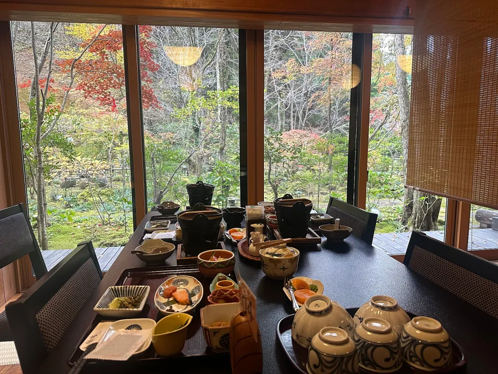 提供豐富多彩的早餐自助餐、新鮮的水果和各種料理