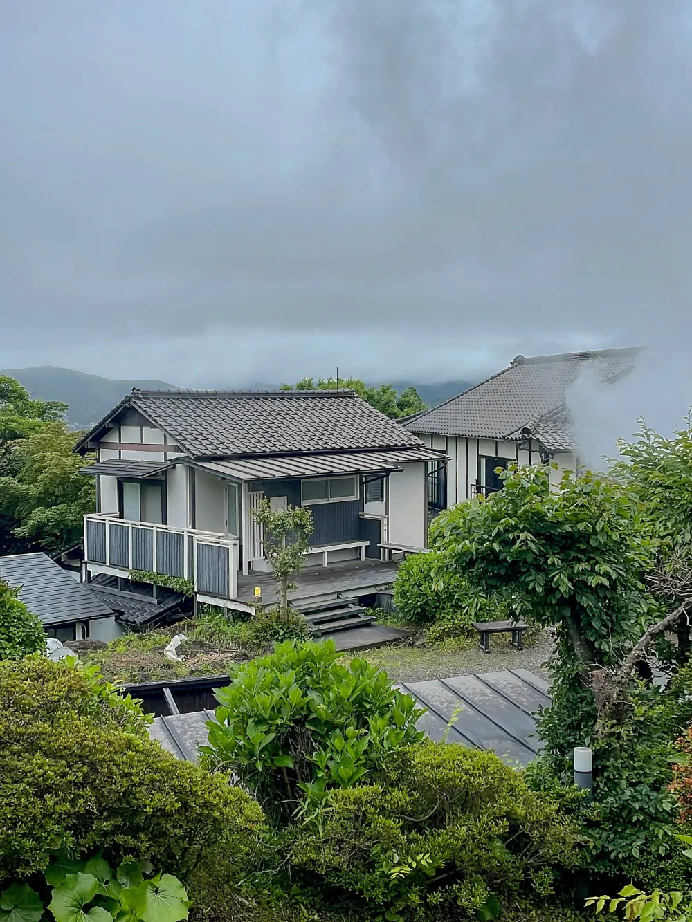 晚上映照的游泳池的照明，宁静而美丽的夜景。