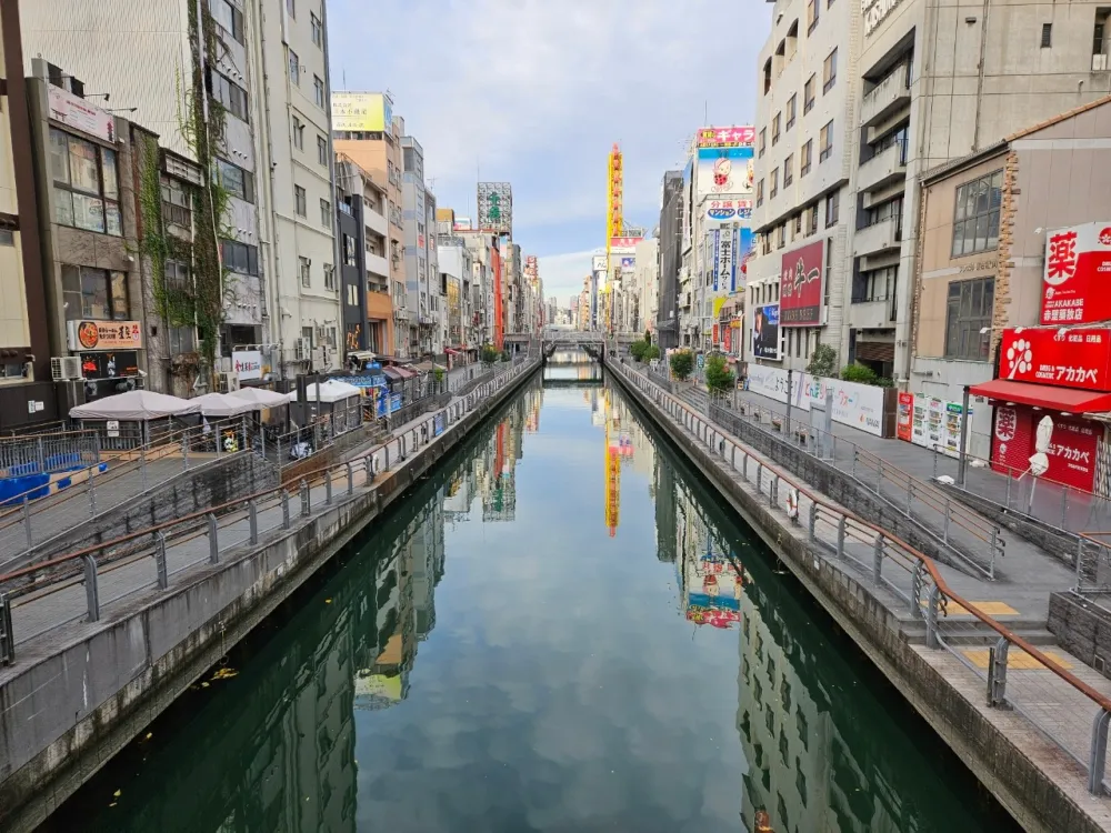 晚上映照的游泳池的照明，宁静而美丽的夜景。