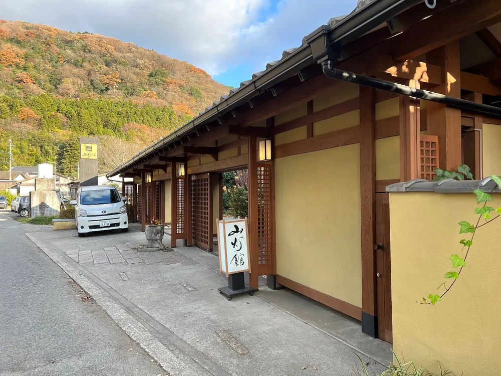 海邊美麗的餐廳，新鮮的海鮮和美麗的景色。