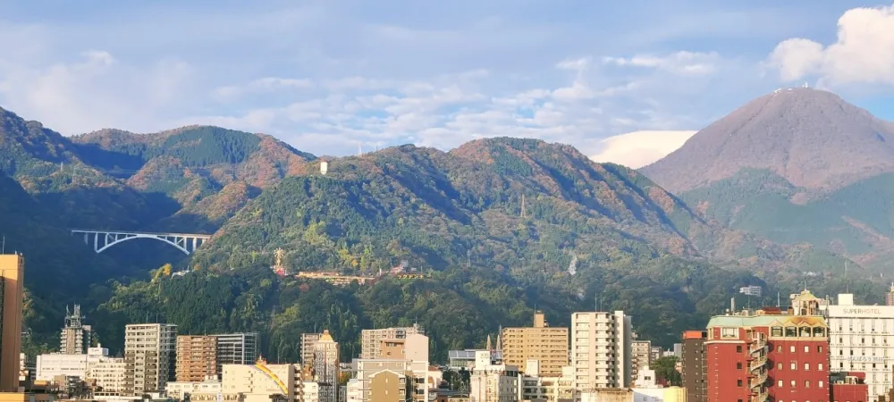 客廳空間寬敞的客房，提供悠閒的氛圍和舒適感