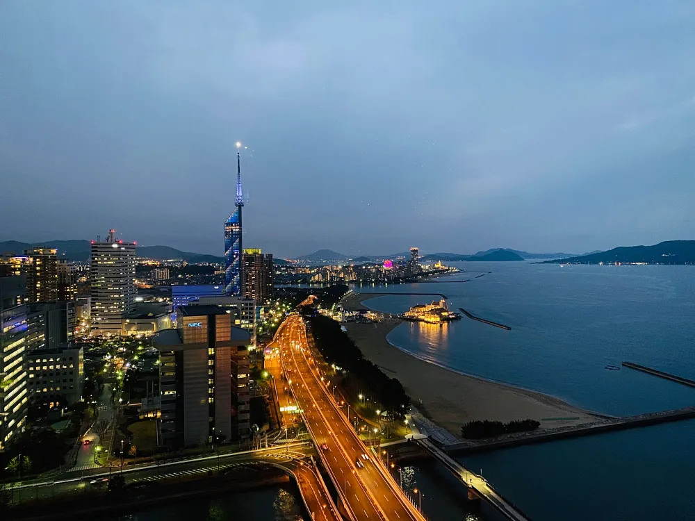 望着美麗的海邊的客房，伴隨着平和的海浪聲