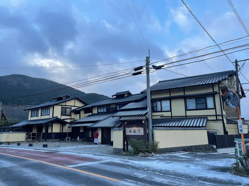 自然中的宿舍， 樹林和山的清新的前景。