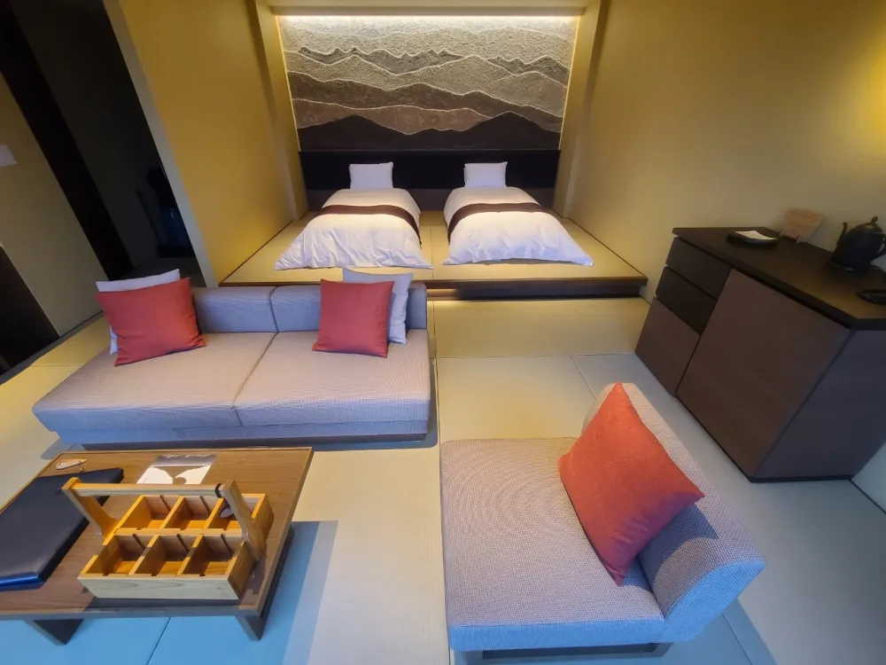为了休息，宽敞的休息室、柔软的沙发和沉稳的色调