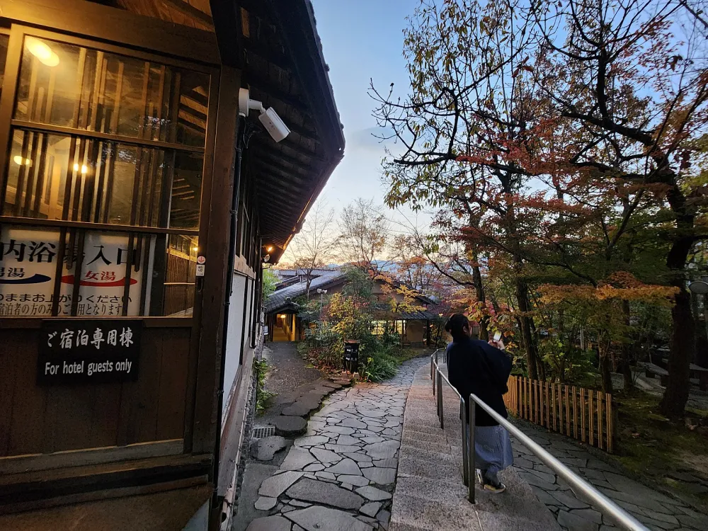 在露臺享受的早餐、新鮮的空氣和美味的食物