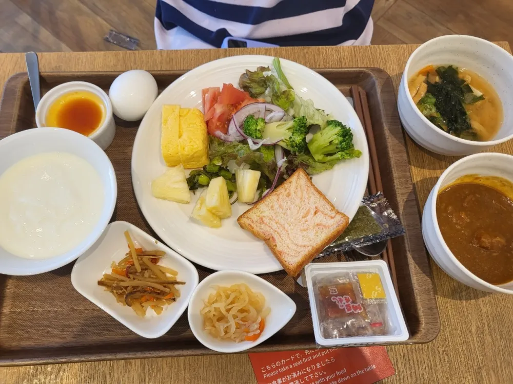 在露台享受的早餐、新鲜的空气和美味的食物