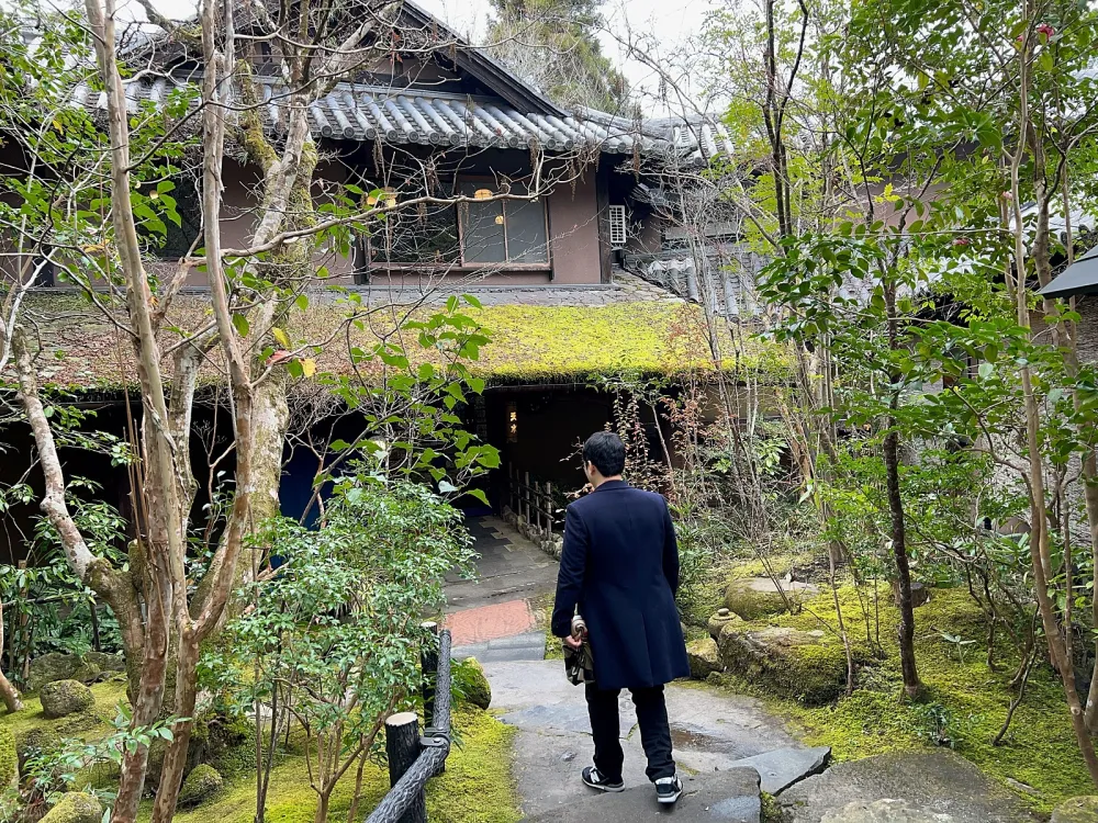 戶外活動，宿舍周圍自然中的冒險和快樂。