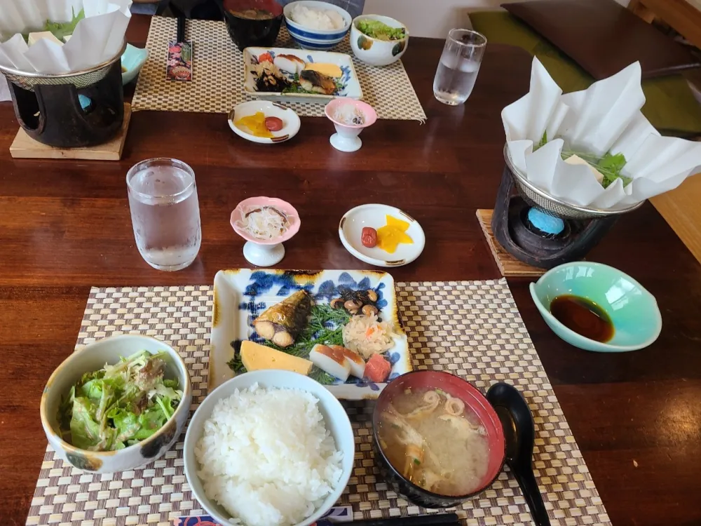 在露台享受的早餐、新鲜的空气和美味的食物