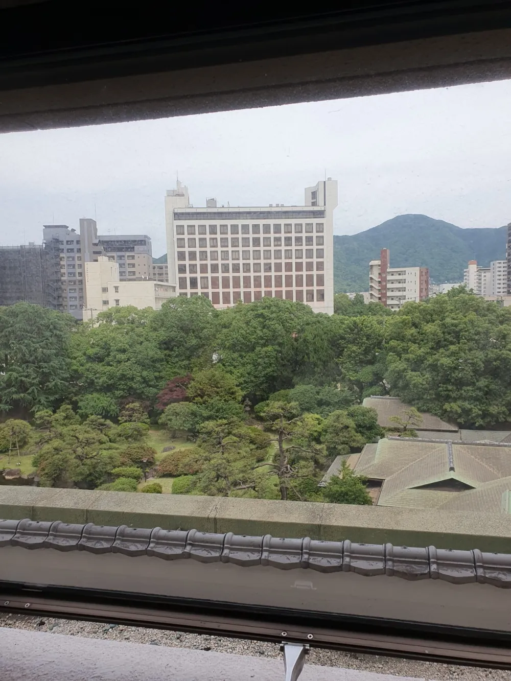 在夜空的灯光下，可以享受美丽的休息室和城市夜景的空间。