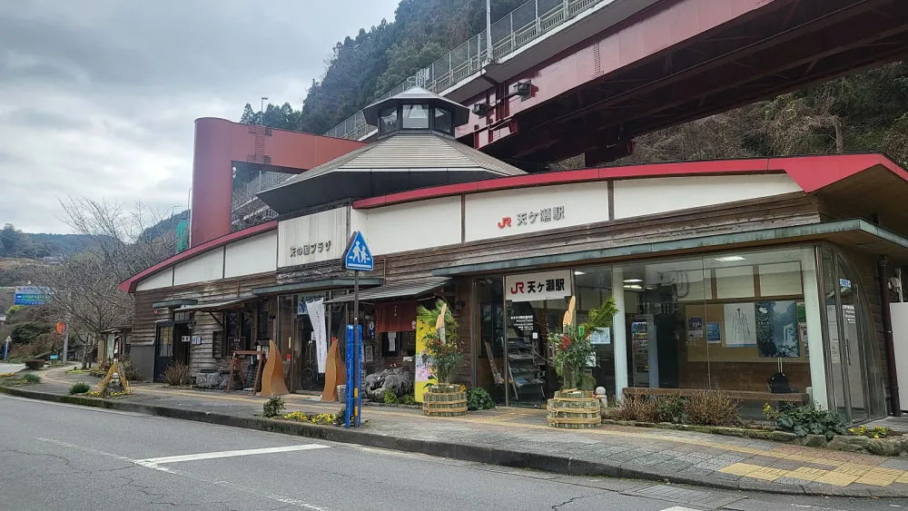 在屋頂享受的浪漫晚餐，美麗的都市全景