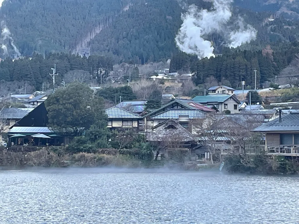 酒店的室外游泳池，城市中的綠洲。