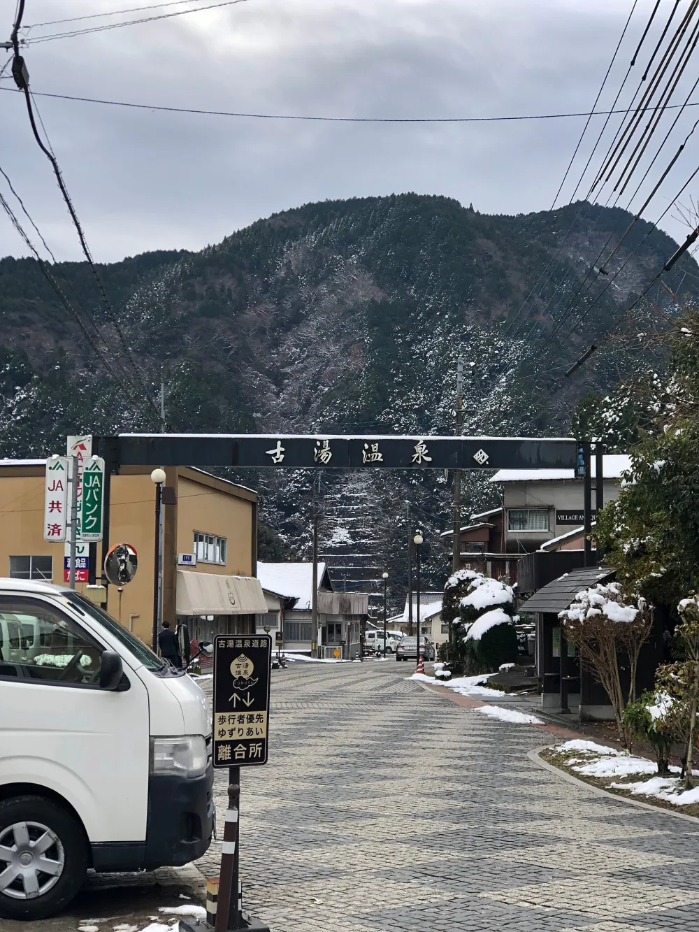 客廳空間寬敞的客房，提供悠閒的氛圍和舒適感