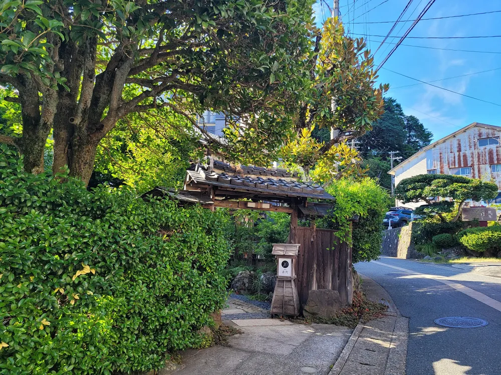 客房內寬敞的工作空間，最適合商務旅行者