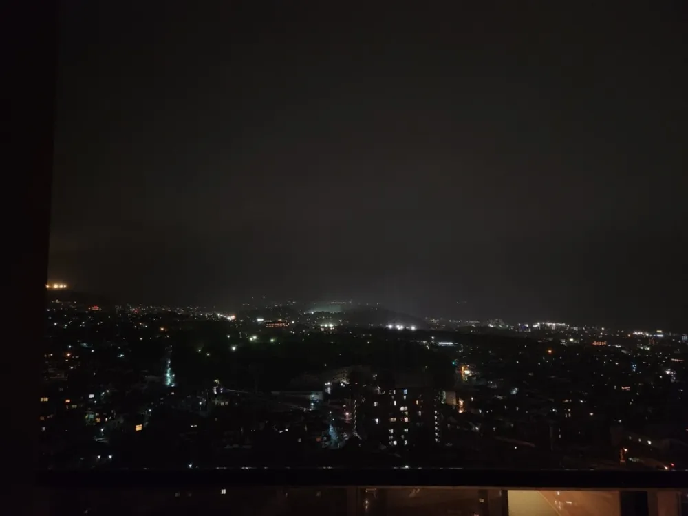 晚上映照的游泳池的照明，寧靜而美麗的夜景。