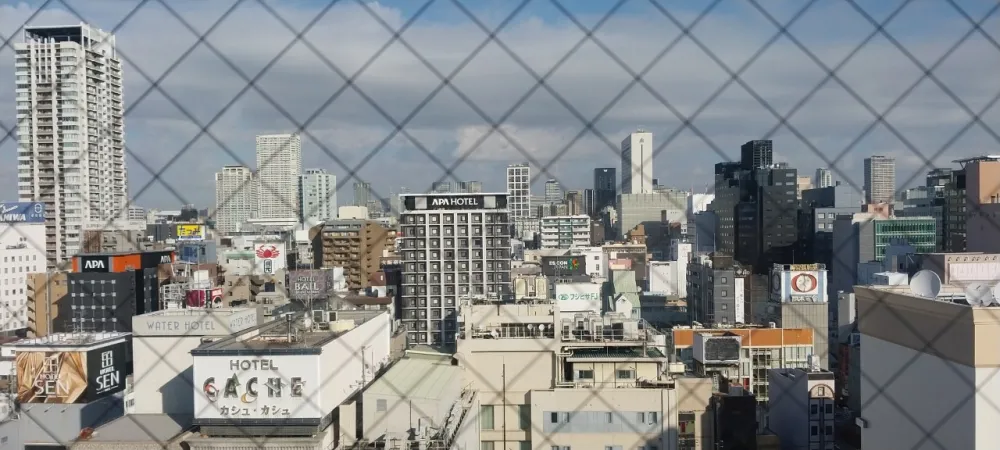 充滿魅力的Rooftop酒吧, 與城市夜景一起的雞尾酒