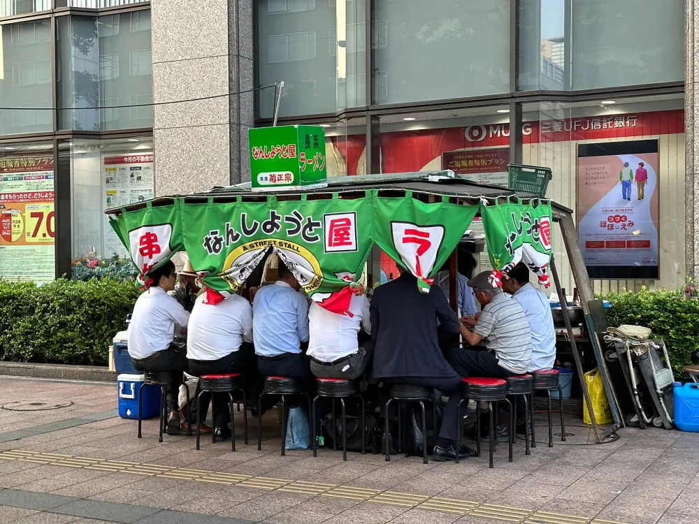 客厅空间宽敞的客房，提供悠闲的氛围和舒适感