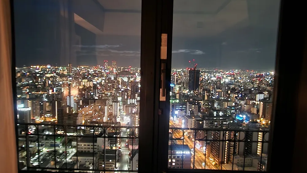 充滿魅力的Rooftop酒吧, 與城市夜景一起的雞尾酒