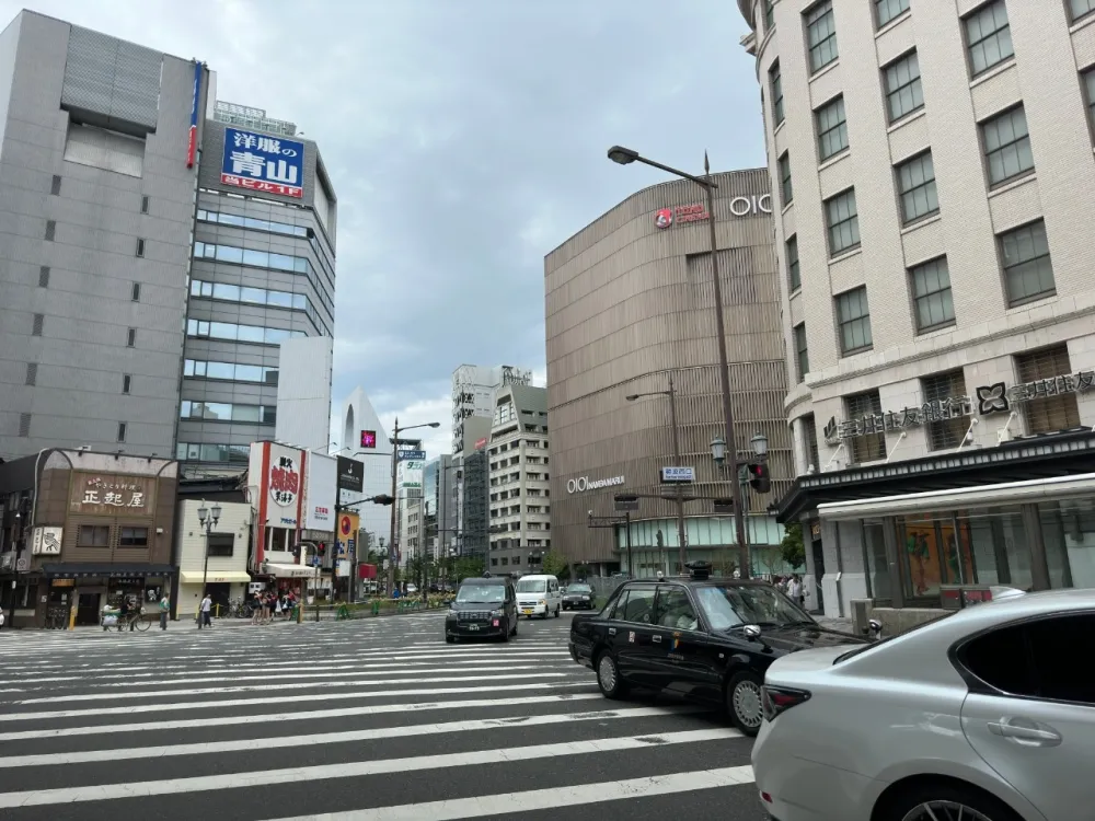 在屋顶享受的浪漫晚餐，美丽的都市全景