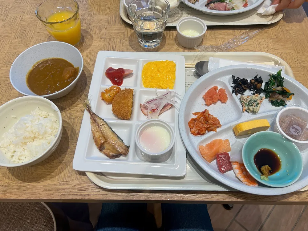 在露臺享受的早餐、新鮮的空氣和美味的食物