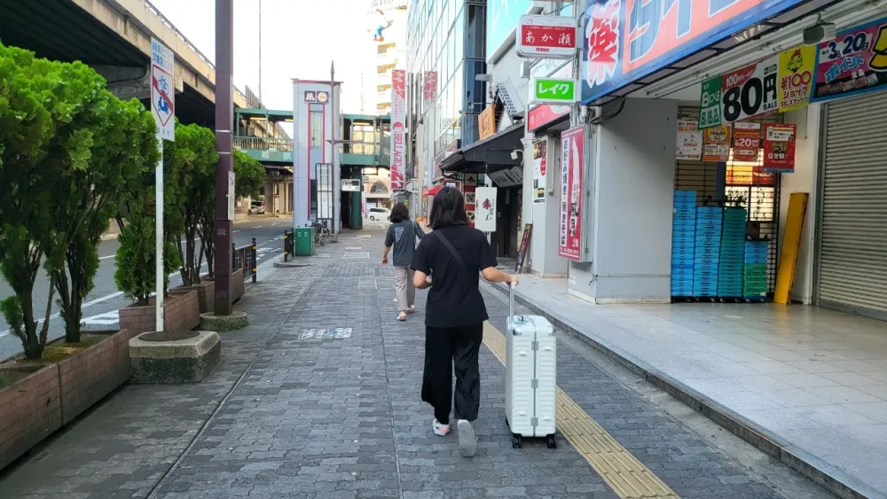 擁有寬敞窗的客房、城市或自然的美麗前景