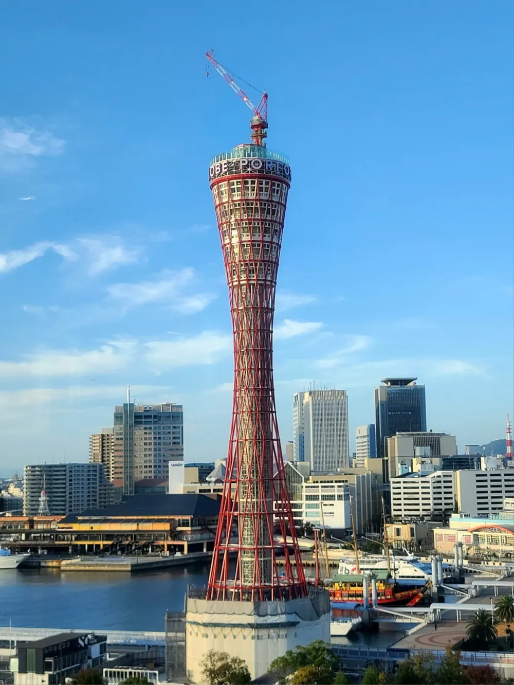 宿舍庭院美麗的夜景，在燈光下休息。