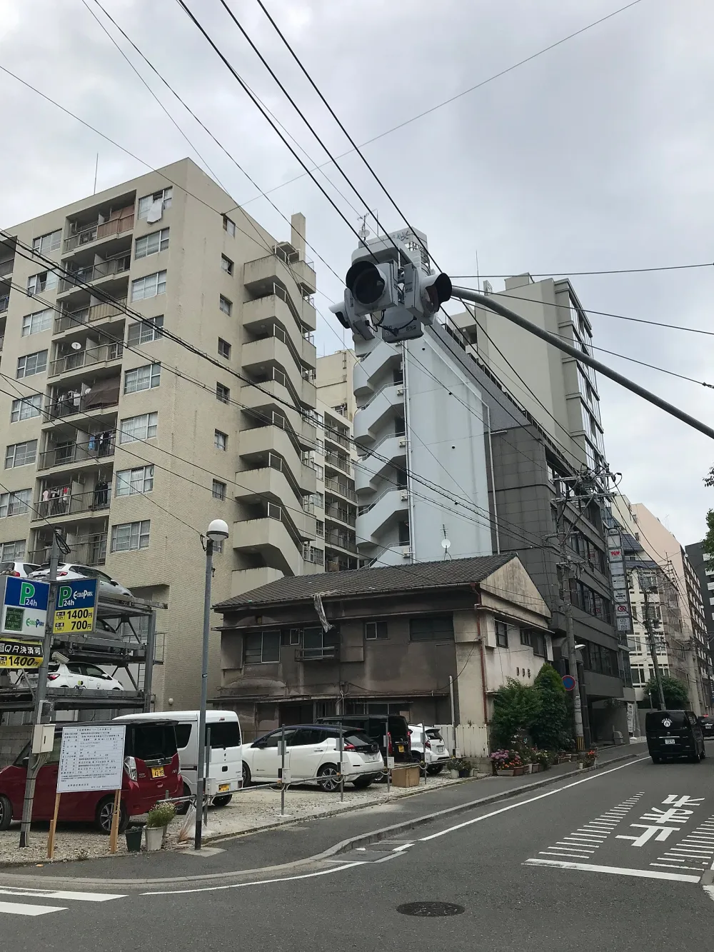 拥有宽敞窗的客房、城市或自然的美丽前景