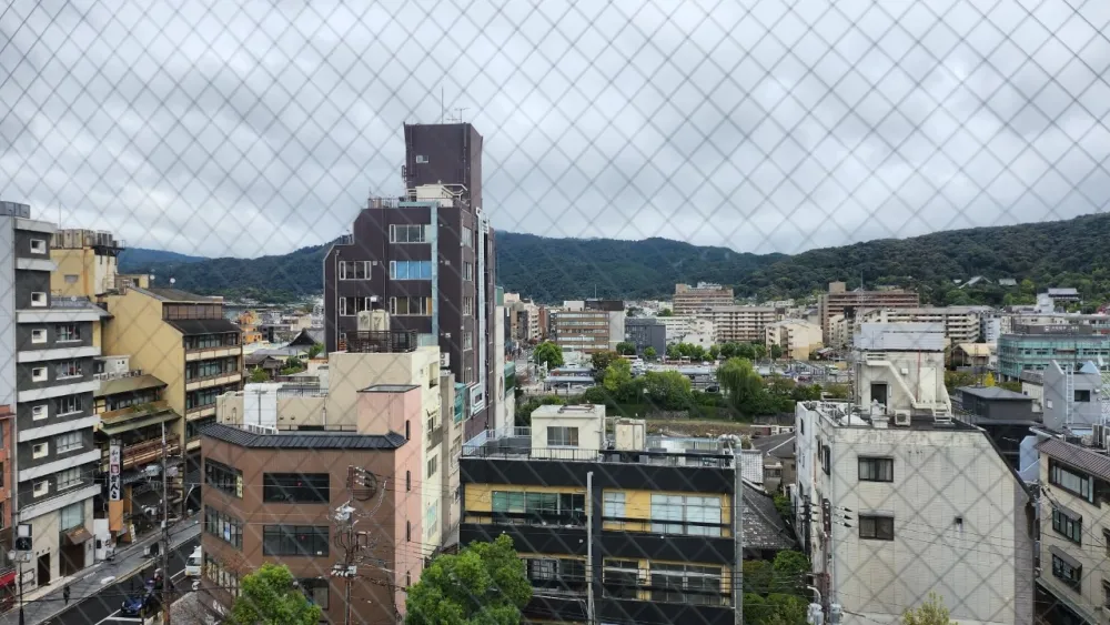 宿舍裏溫馨的壁爐，溫暖的氛圍和舒適感。