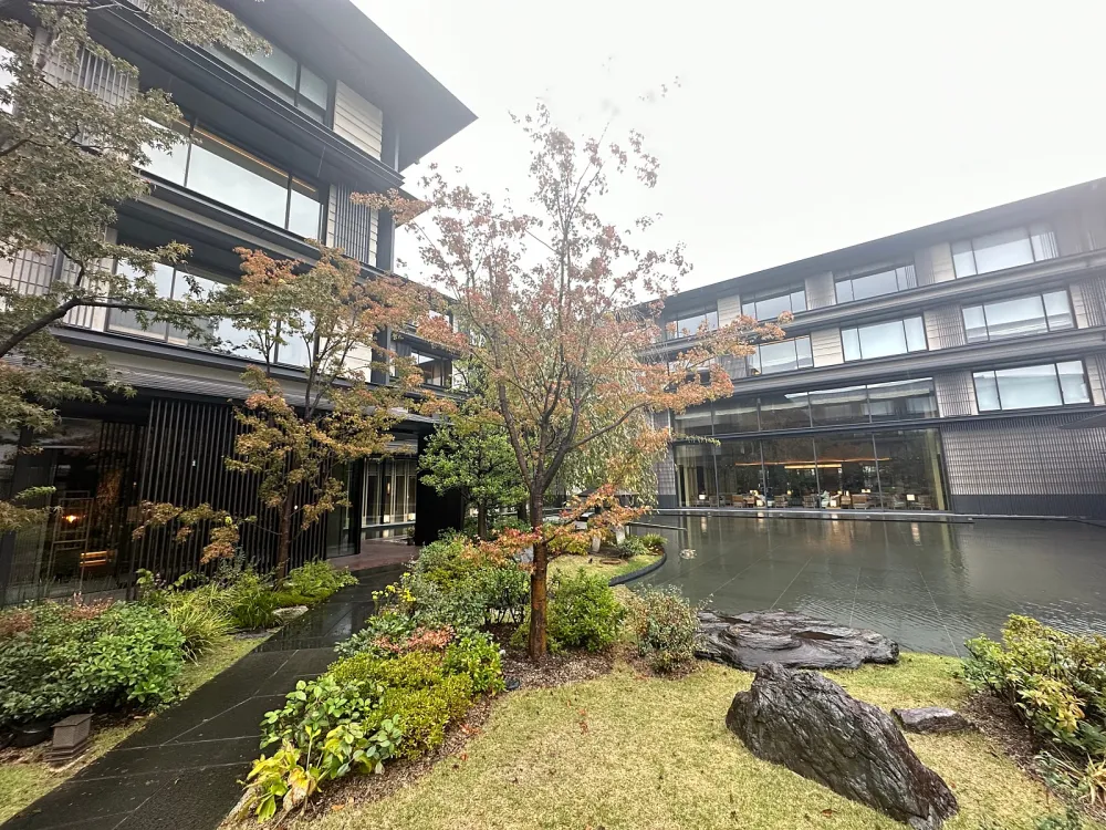 在屋頂享受的浪漫晚餐，美麗的都市全景