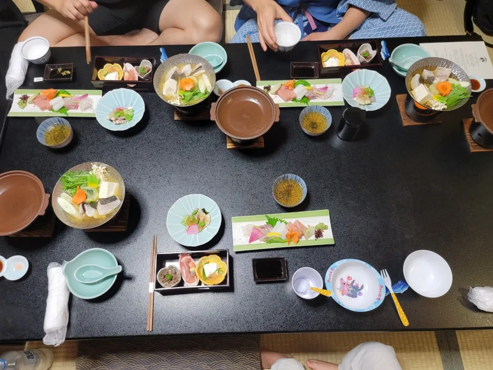 在露臺享受的早餐、新鮮的空氣和美味的食物