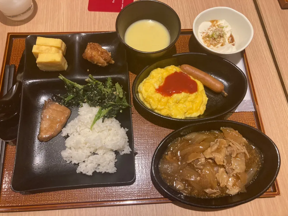 在露天陽臺吃晚飯，浪漫的氣氛