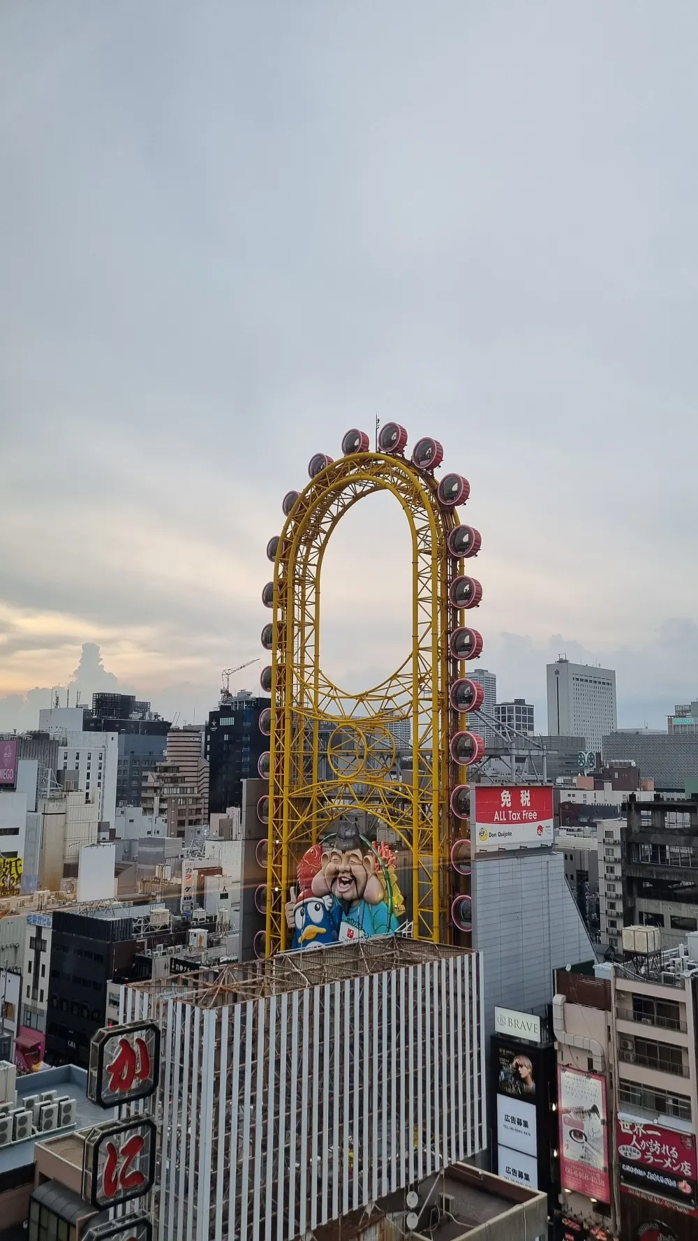 提供豐富多彩的早餐自助餐、新鮮的水果和各種料理