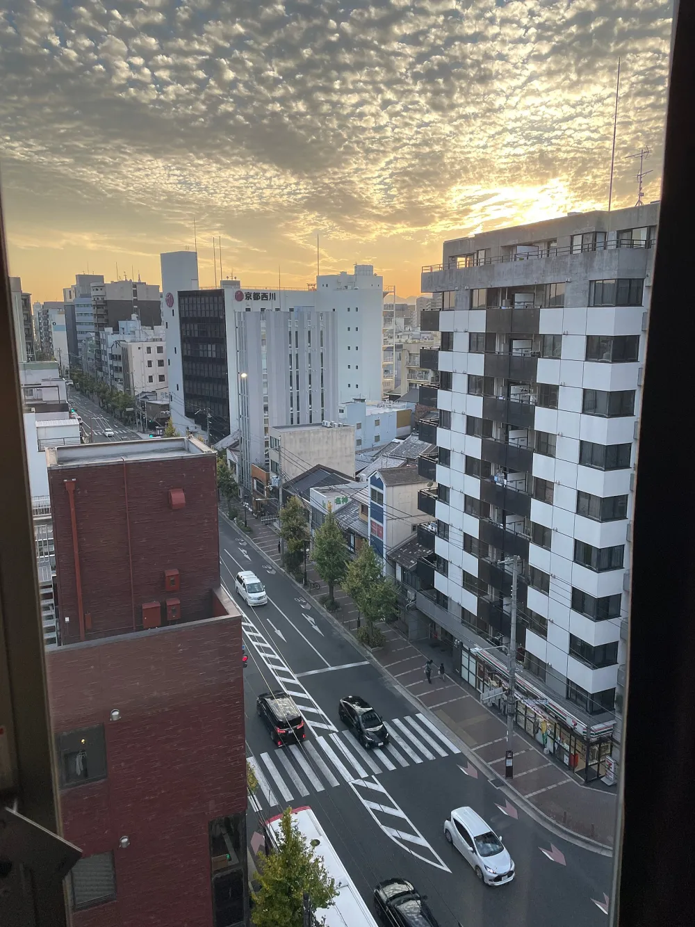 晚上映照的游泳池的照明，寧靜而美麗的夜景。