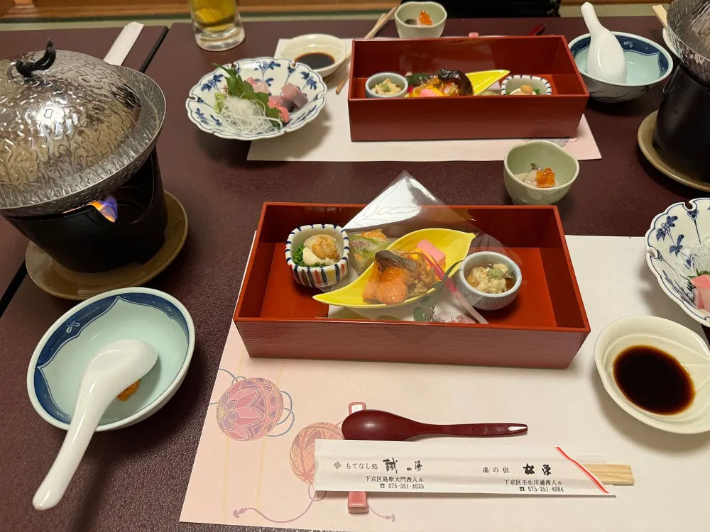 在屋頂享受的浪漫晚餐，美麗的都市全景