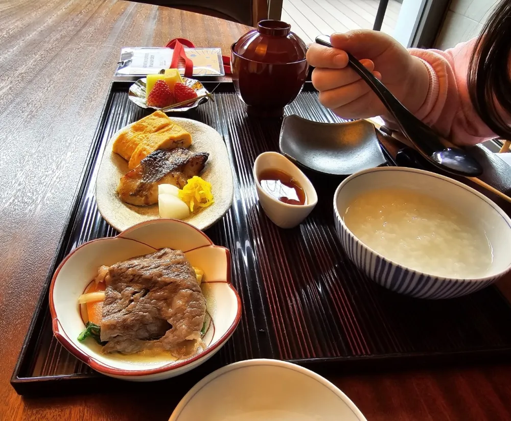 現代客房的迷你酒吧，各種飲料和零食