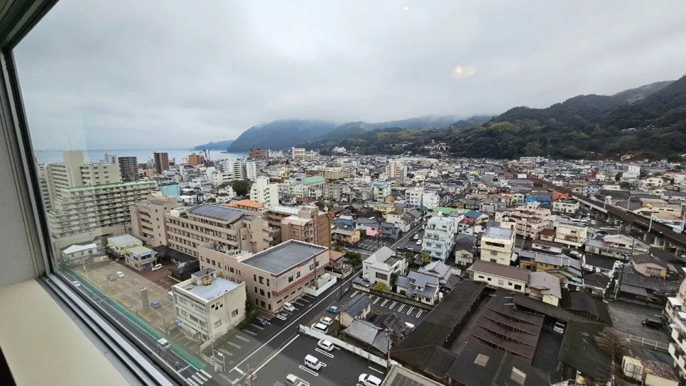 擁有寬敞窗的客房、城市或自然的美麗前景