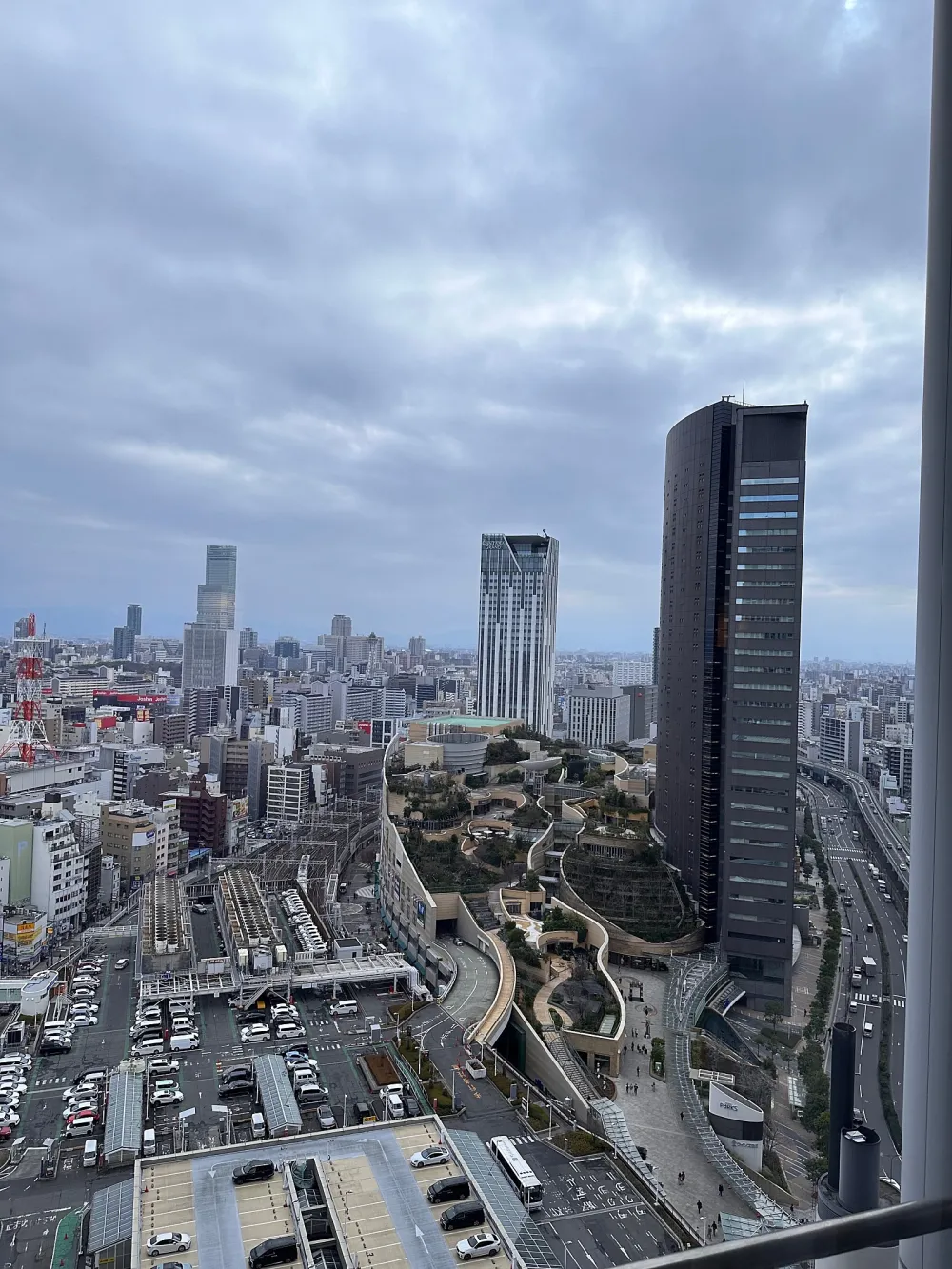 自然中的宿舍， 樹林和山的清新的前景。