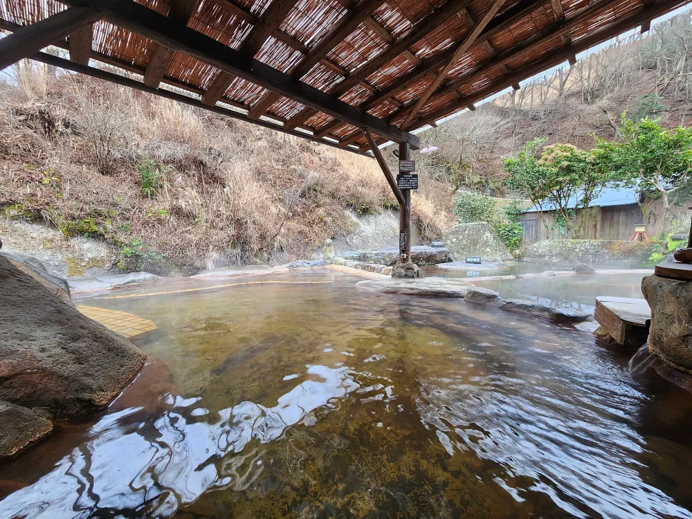 充滿純淨水的游泳池和舒適的躺椅