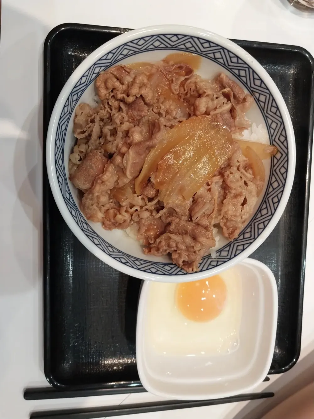 在露天陽臺吃晚飯，浪漫的氣氛