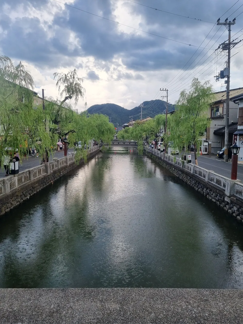 望着美麗的海邊的客房，伴隨着平和的海浪聲