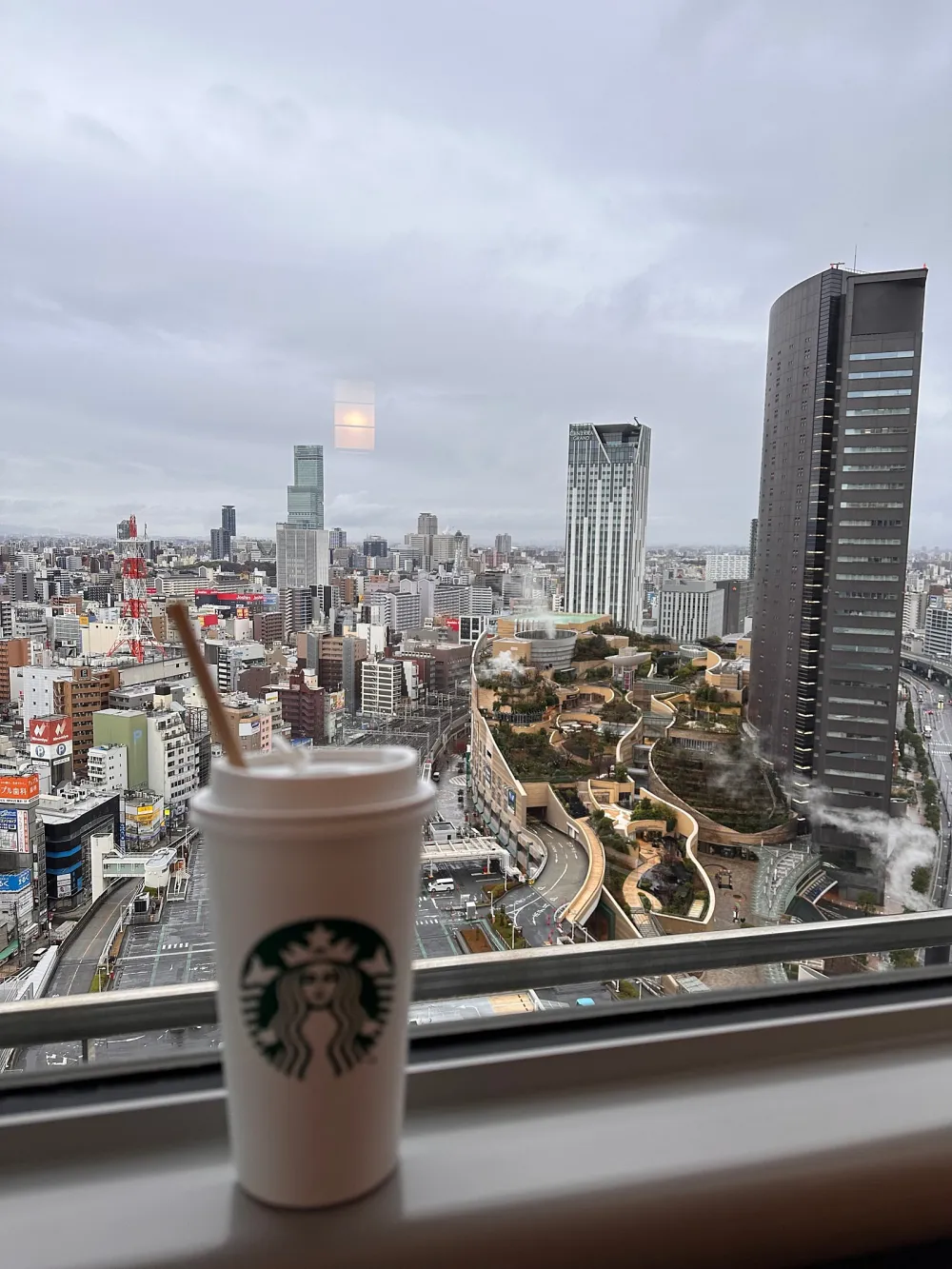 在屋頂享受的浪漫晚餐，美麗的都市全景