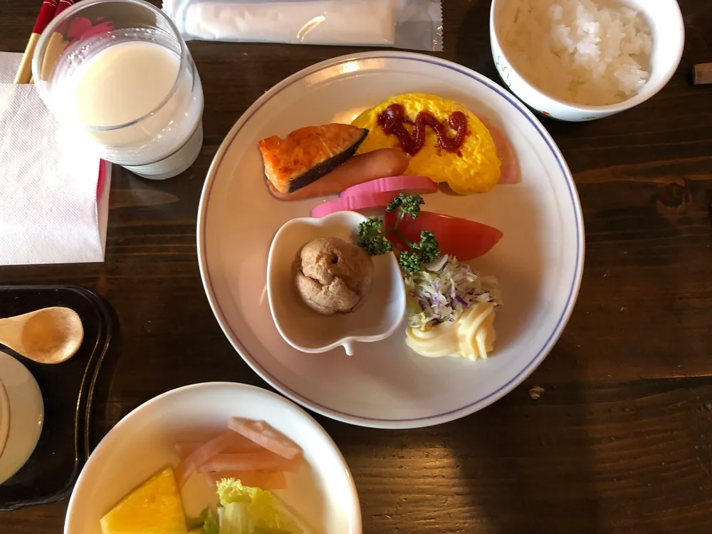 在露臺享受的早餐、新鮮的空氣和美味的食物